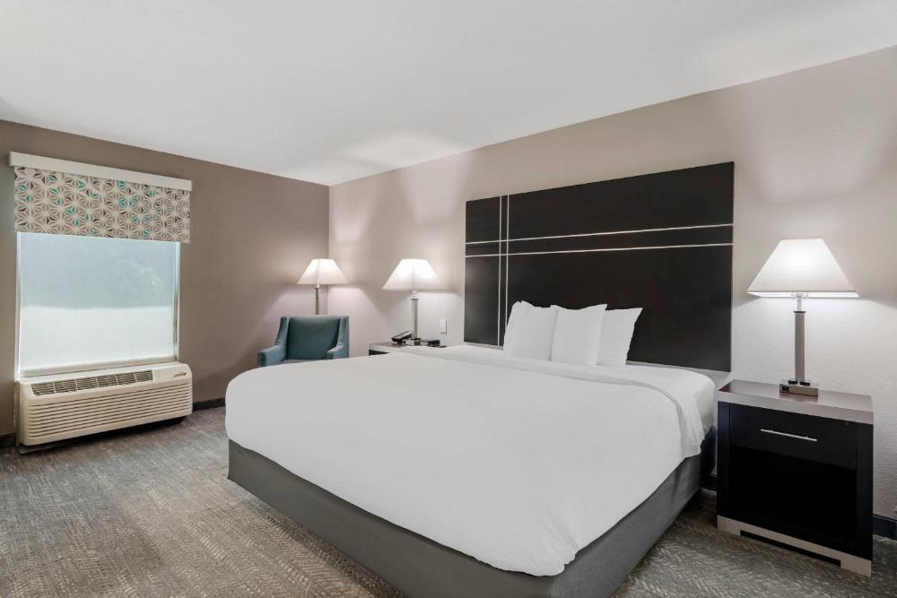 King Room - Accessible/Non-Smoking interior