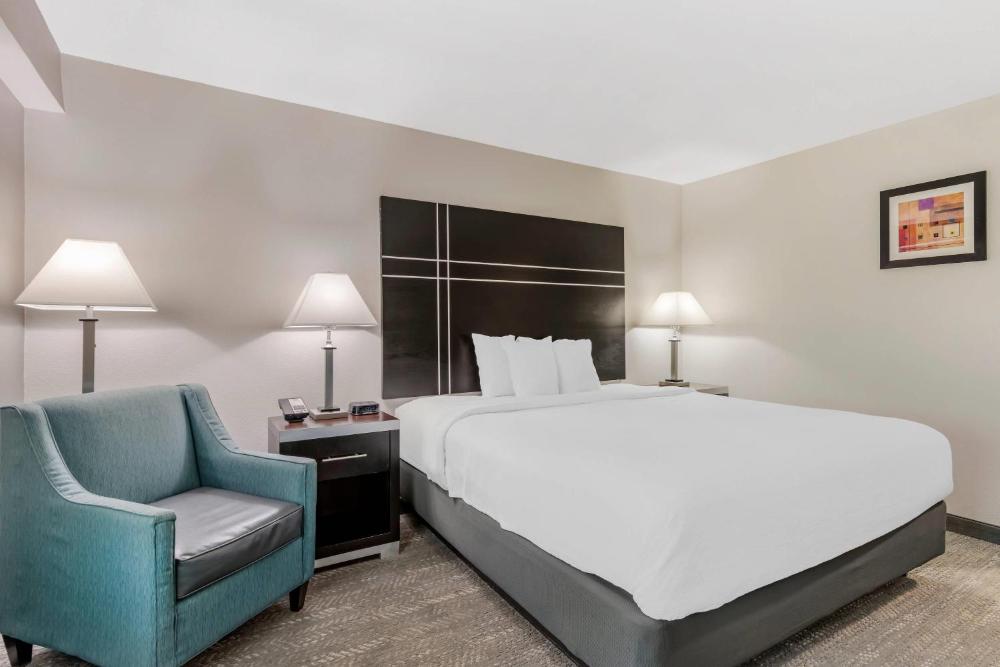 King Room - Non-Smoking interior